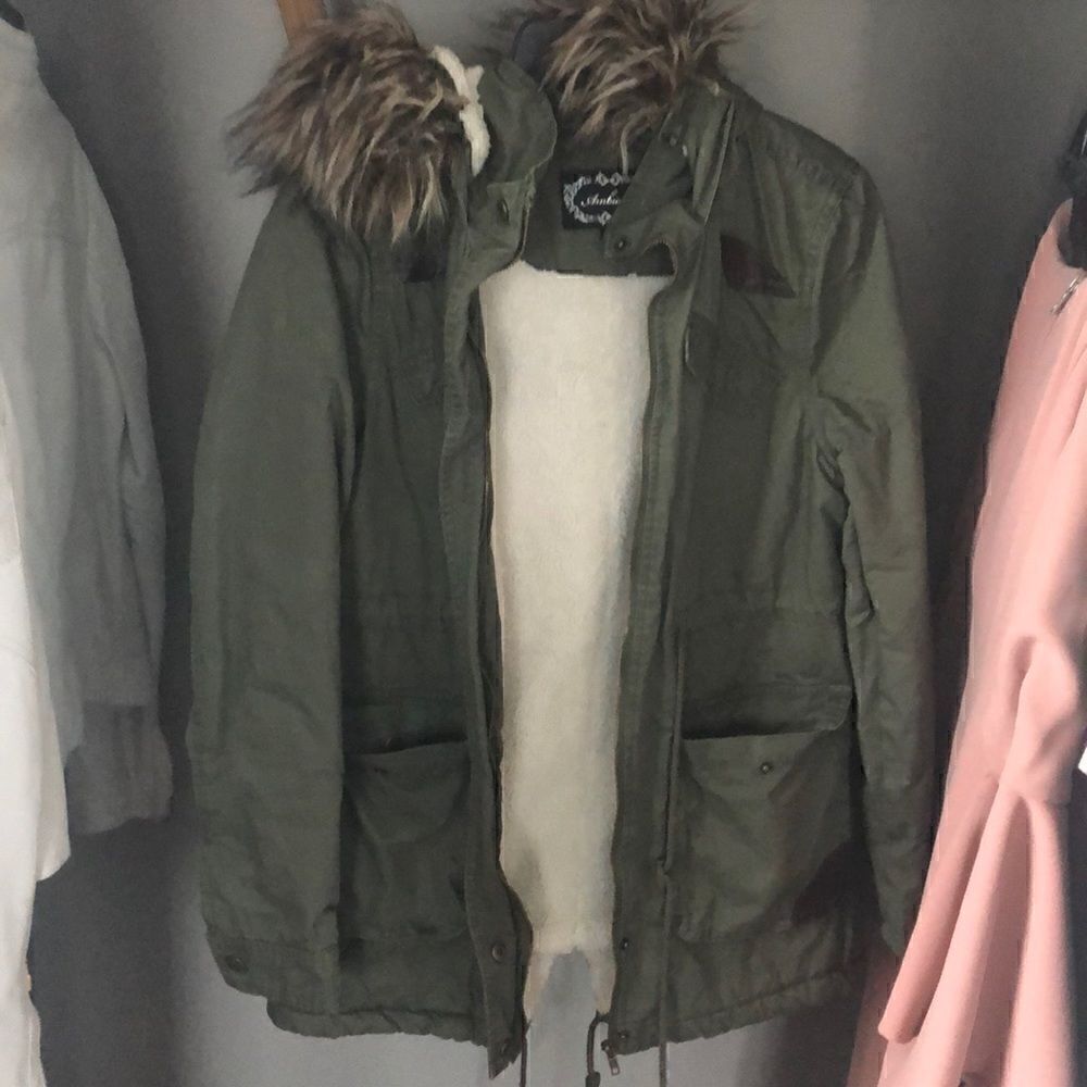Vici faux fur collared green parka sz S